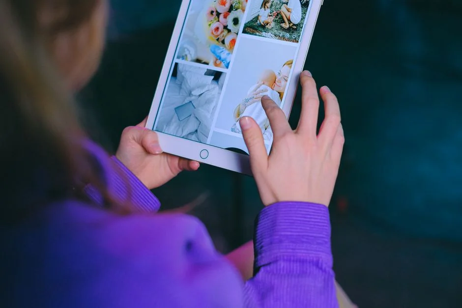 gallery-01 Une main tient un smartphone affichant le graphique BTC-USD au milieu d’écrans de trading numériques, mettant en avant la finance crypto.